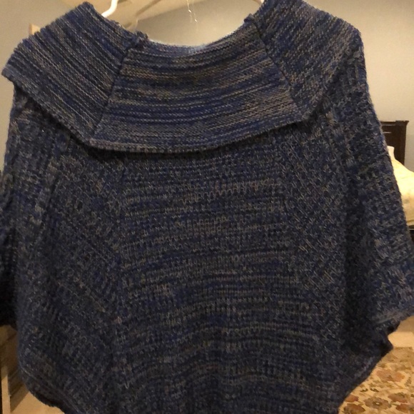 Poncho type sweater - Picture 4 of 4